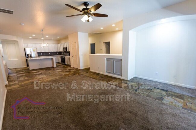 Building Photo - 10330 E Juanita Ave