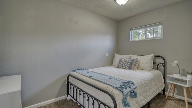 Foto del edificio - 2-bedroom/1 bathroom, parking included