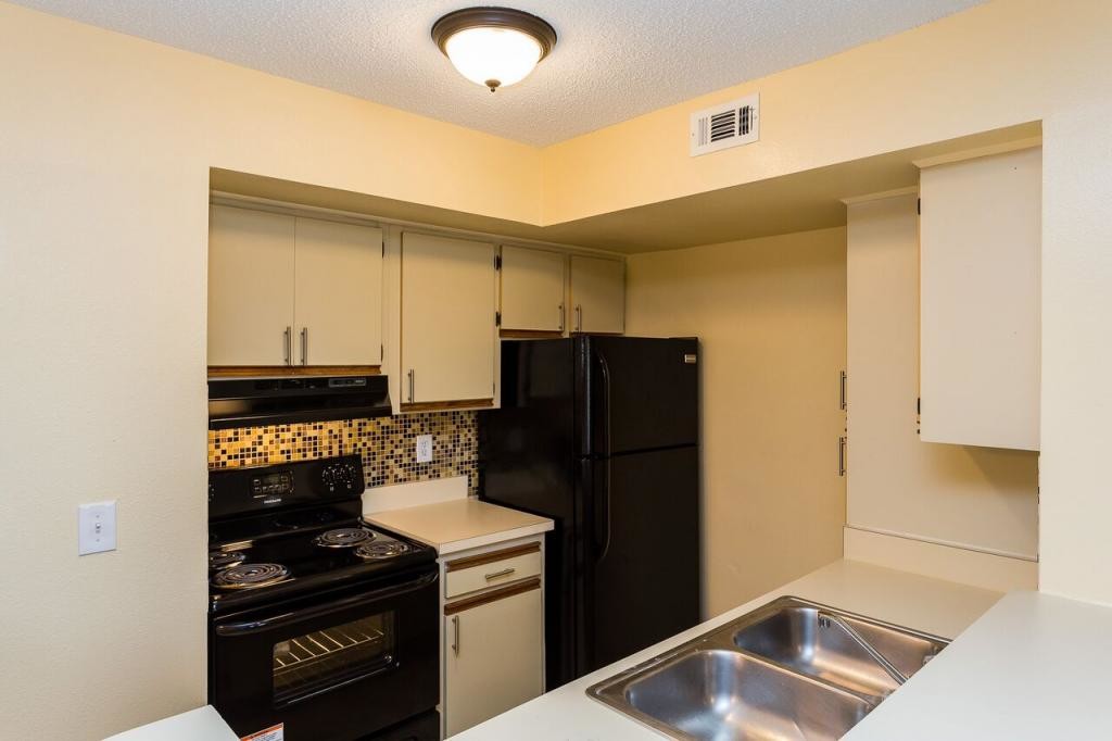 Primary Photo - 441 Fountainhead Cir