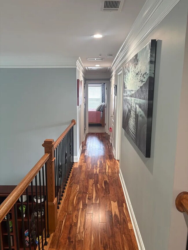 Foto del edificio - Room in House on Ridgemoor Dr