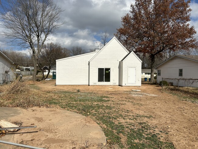 Building Photo - 1506 W Meadowmere St