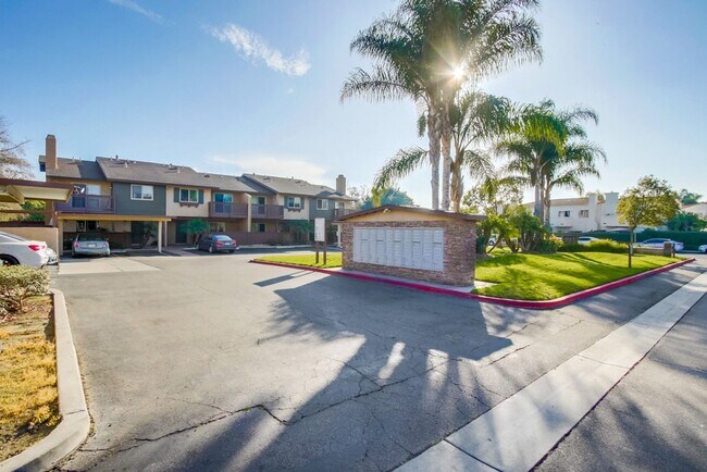 Building Photo - Beautiful 2 Story Townhouse with Prime Location!!