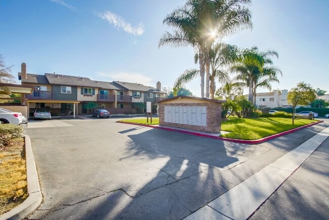 Foto del edificio - Beautiful 2 Story Townhouse with Prime Location!!