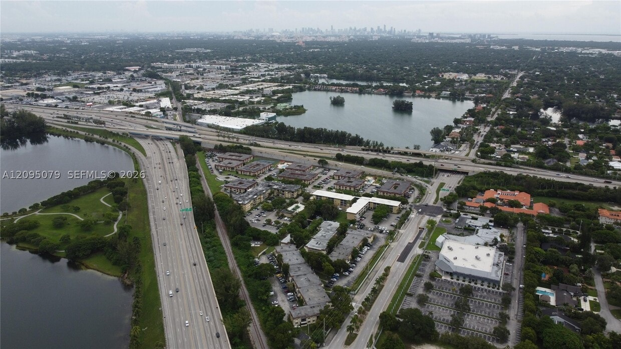 Foto del edificio - 7825 Miller Dr