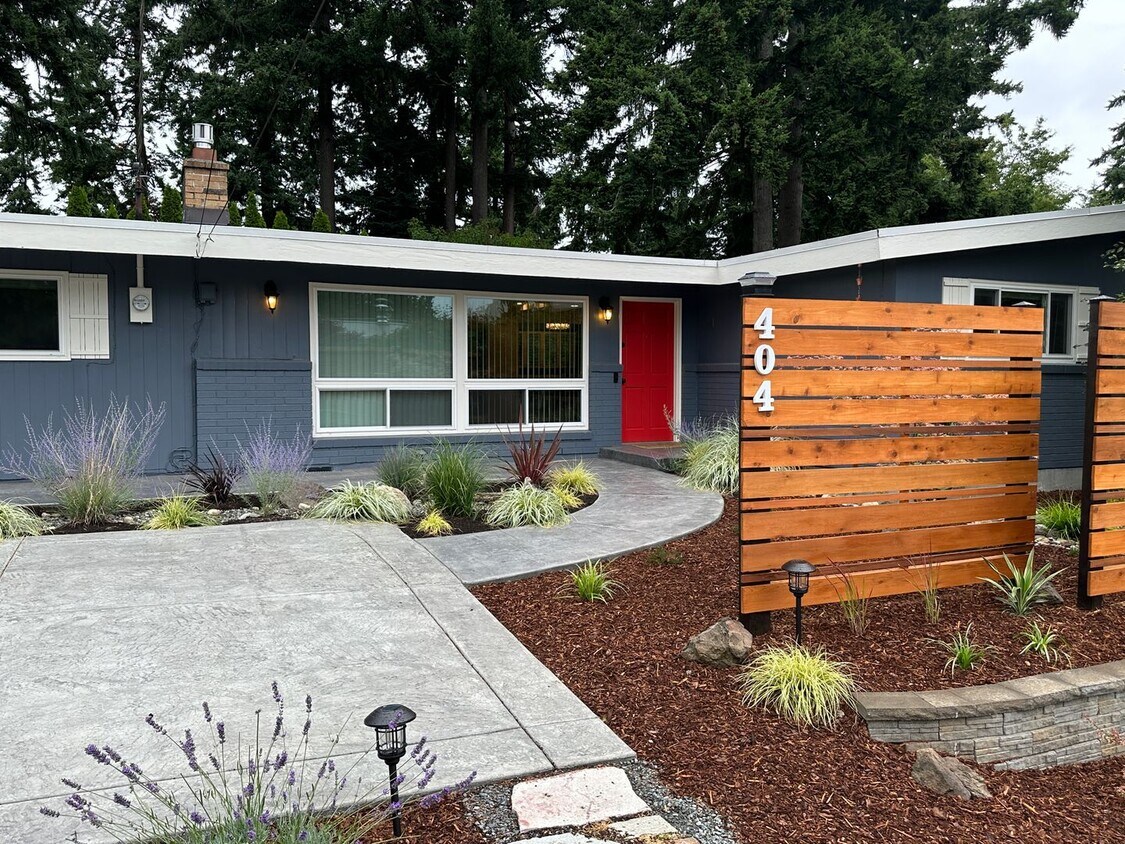 Foto principal - Completely Remodeled 4-Bedroom Shoreline Home