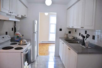 Building Photo - 2020-2077 Barsuda Dr