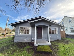 Building Photo - 610 Liberty St SE