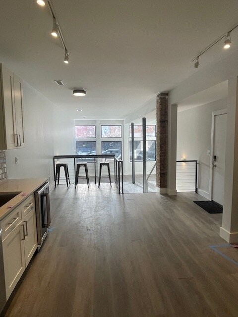 #1 Ventanas de piso a techo para escaparates - 50 E McMicken Ave