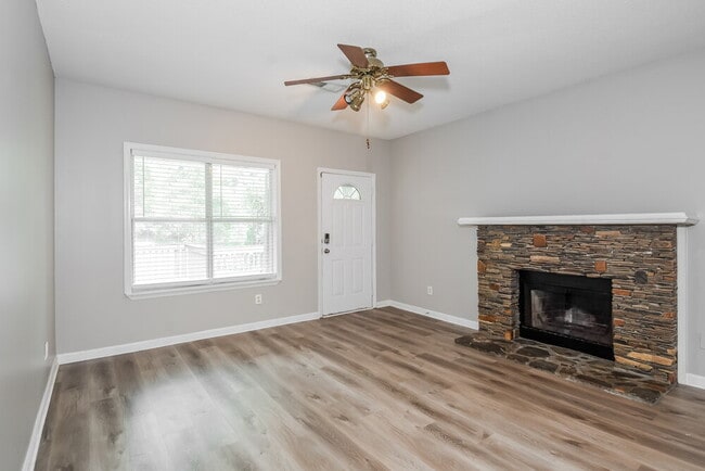 Foto del edificio - 2740 Lakeside Trail