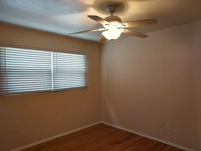 Building Photo - South Park Area 2 Bedroom Cottage w/Garage