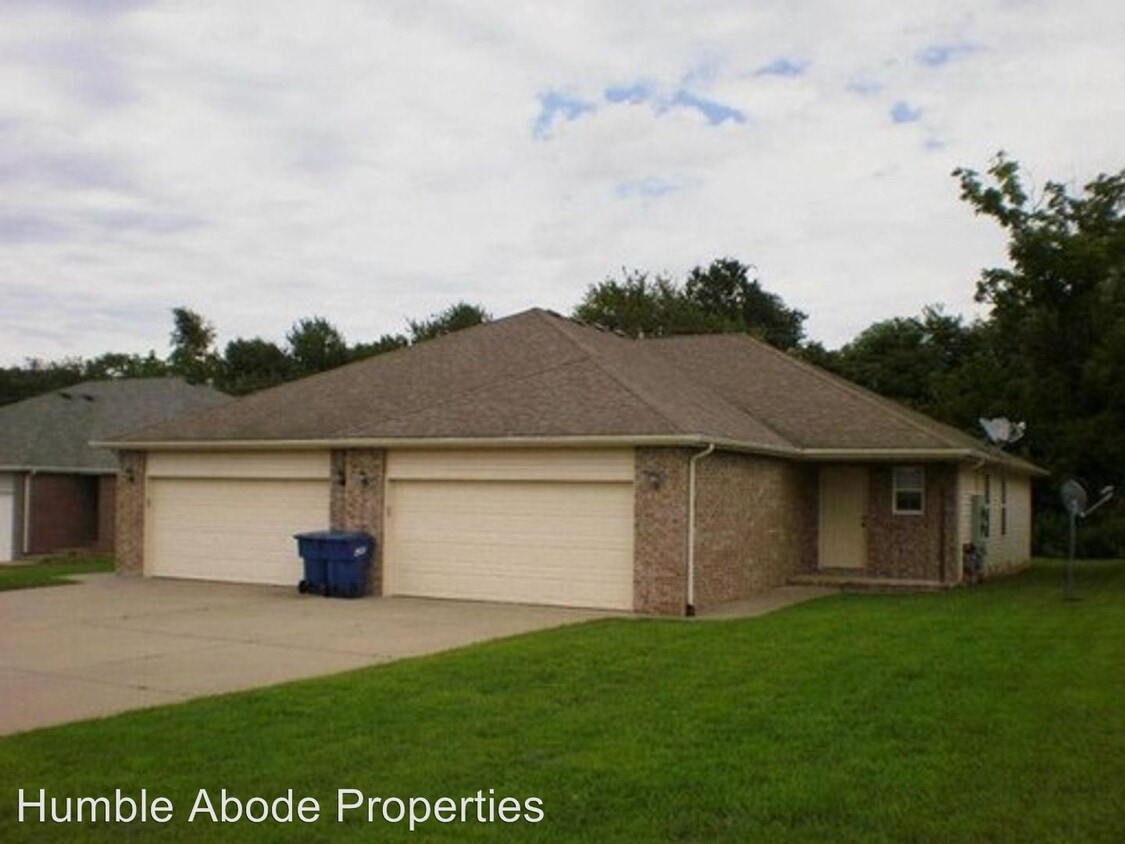 131 Bailey Cir, Rogersville, MO 65742 Room for Rent in Rogersville