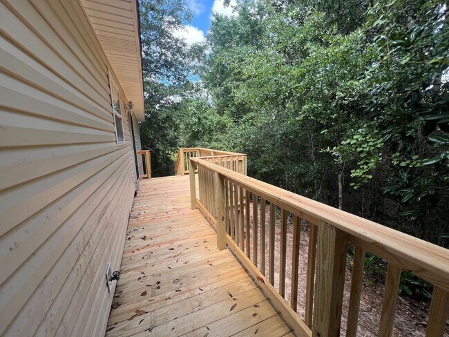 Building Photo - Crestview Home with Beautiful NEW back deck!