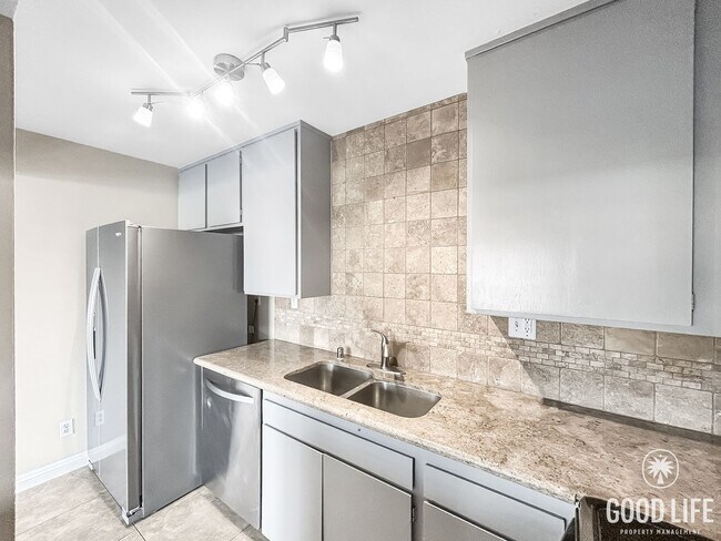 Foto del edificio - Beautiful 2BD/2BA w/ Reserved Parking and A/C in College Area!