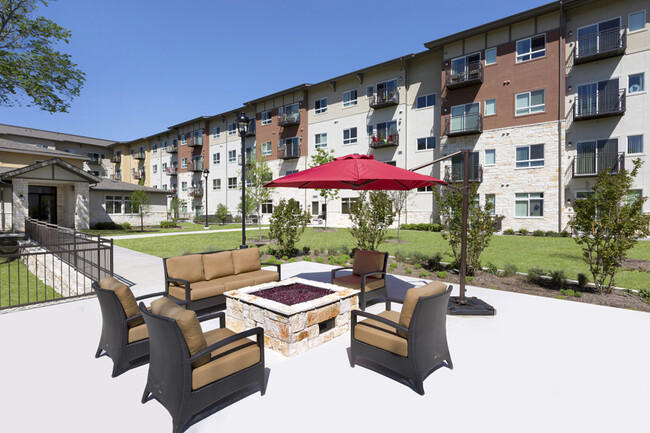 Chimenea al aire libre y patio comunitario - Affinity at Wells Branch 55+