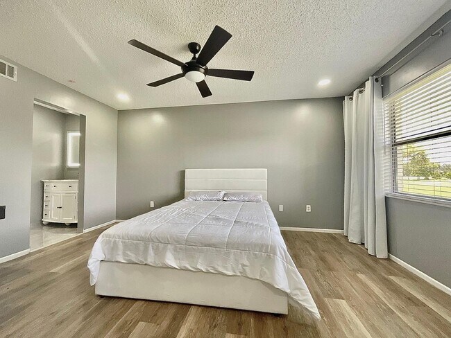 Foto del edificio - Spacious 2-Bedroom, 2-Bath Condo in Guard-Gated Community