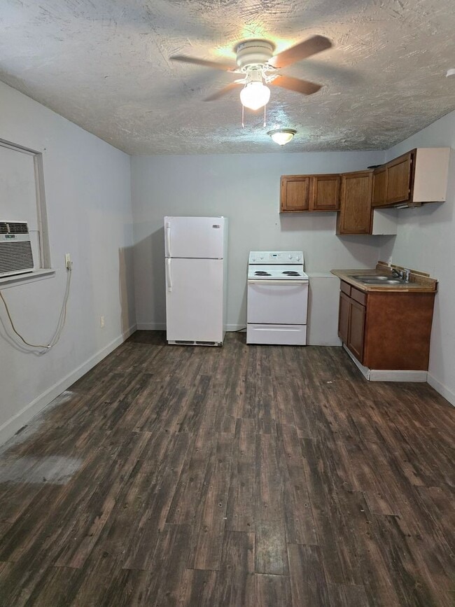 Building Photo - Knoxville 37917 - 1 bedroom, 1 bath apartm...