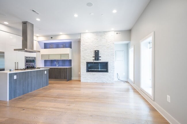 Building Photo - Stunning 2 BR/2 BA Condo in Columbia Heights!