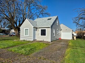 Building Photo - 508 SE Ash St