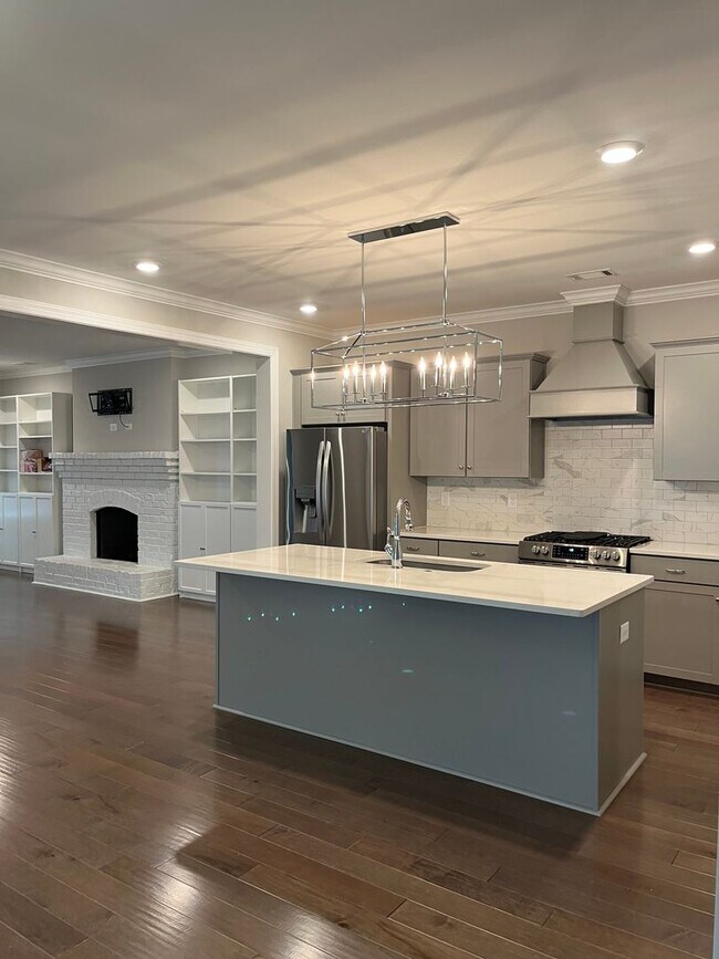 Foto del edificio - Spacious 4-Bedroom Home with Garage & Outdoor Fireplace!