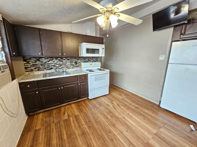 Building Photo - 2-bedroom 1 bath apartment with 1 parking.