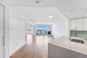 Building Photo - 1900 Sunset Harbour Dr