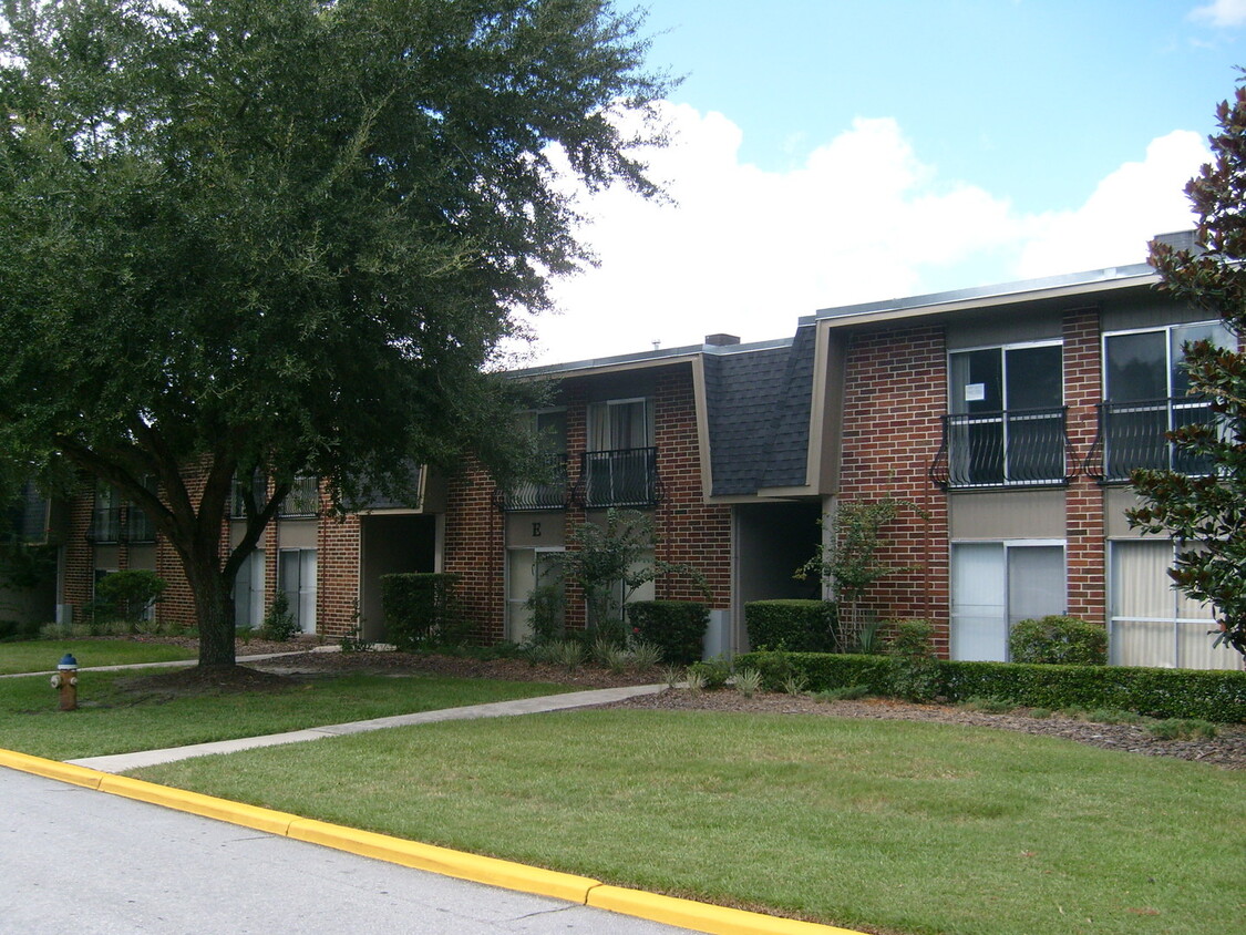 Foto principal - Great Location @ Summit House!! Walk to UF...