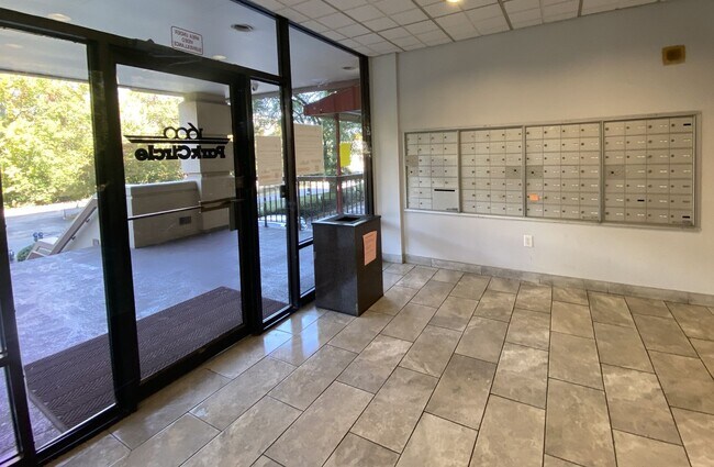 Foto del edificio - 1600 Park Cir