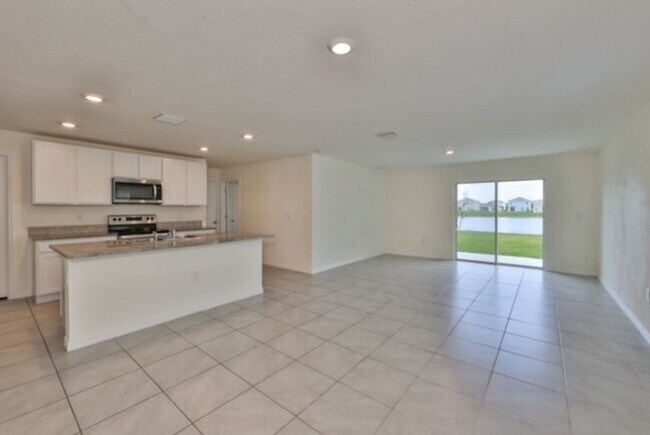 Foto del edificio - Newly Updated 5 Bedroom Single Family Home...
