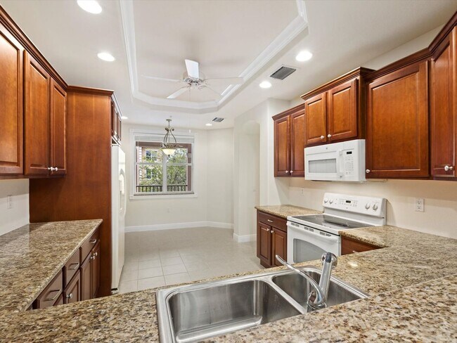 Foto del edificio - 2 Bedroom Plus Den/Office Condo Near Unive...