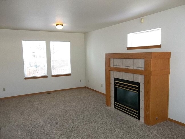 Building Photo - Comfortable and Bright 3-Bedroom Home Available This June