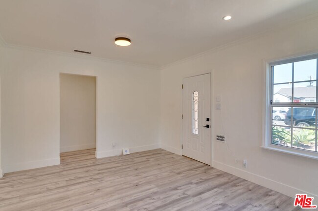 Foto del edificio - 8037 Campion Dr