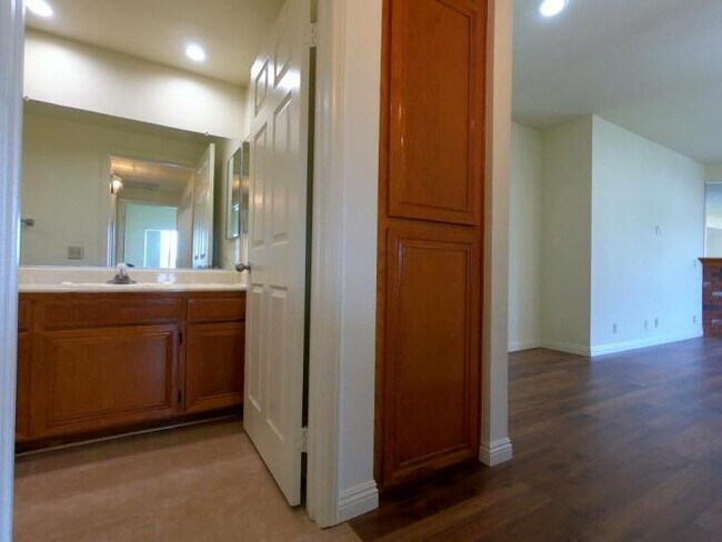 Building Photo - 2 bedroom in Canoga Park CA 91304