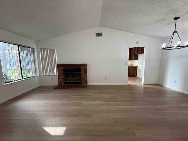 Foto del edificio - Great Natomas 3 Bedroom on Large Court
