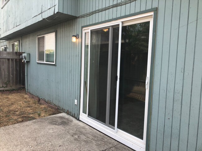 Building Photo - Updated 2 bedroom 1.5 bathroom duplex
