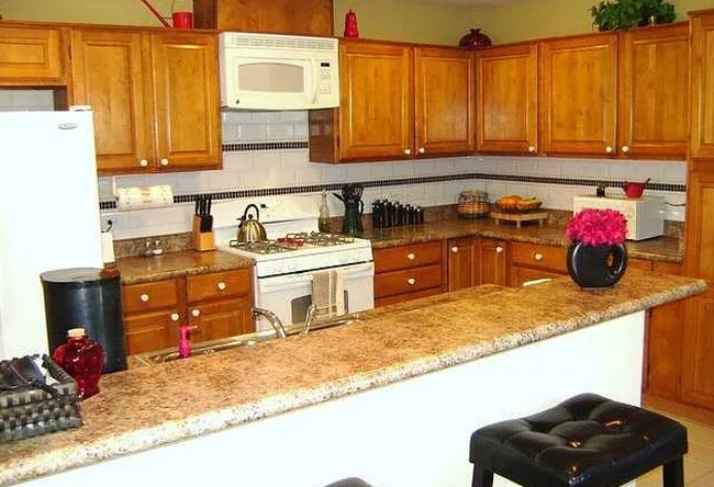 Building Photo - Tastefully Updated Single-Level Villa