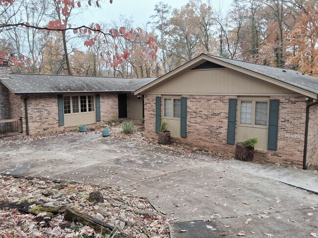 Foto del edificio - Oak Ridge 37830 - 4 bedroom 2.5 bath - call Sharon Arnwine 865-313-7215
