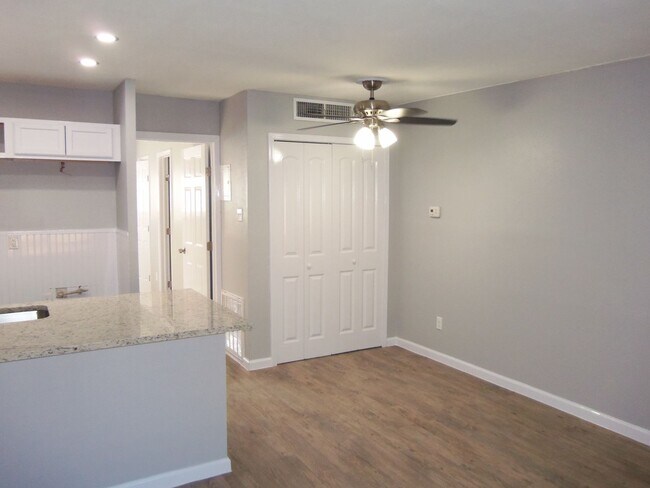 Foto del edificio - Four plex in South Austin, Westgate area - 1 bedroom and 1 bathroom