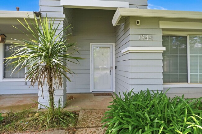 Foto del edificio - 3 Bedroom Home with RV/Boat Parking, Large Yard & Chicken Coop – Cul-de-Sac Location Near Kids Ki...