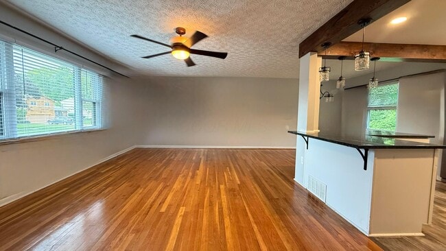 Building Photo - 321 Heil Dr
