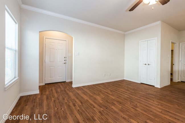 Building Photo - 1047-1047 Newcastle Dr