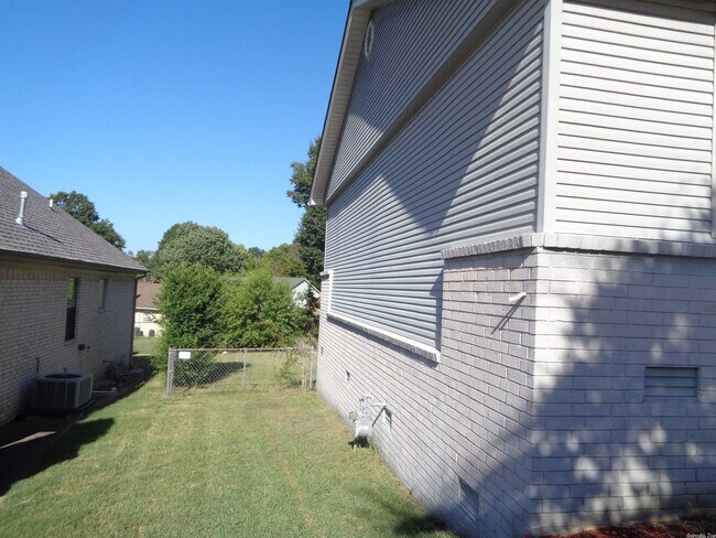 Building Photo - 14 Forest View Pl
