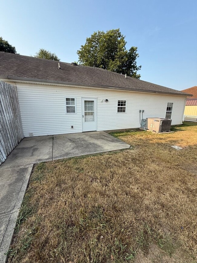 Building Photo - 104 Cedar Tree Ln