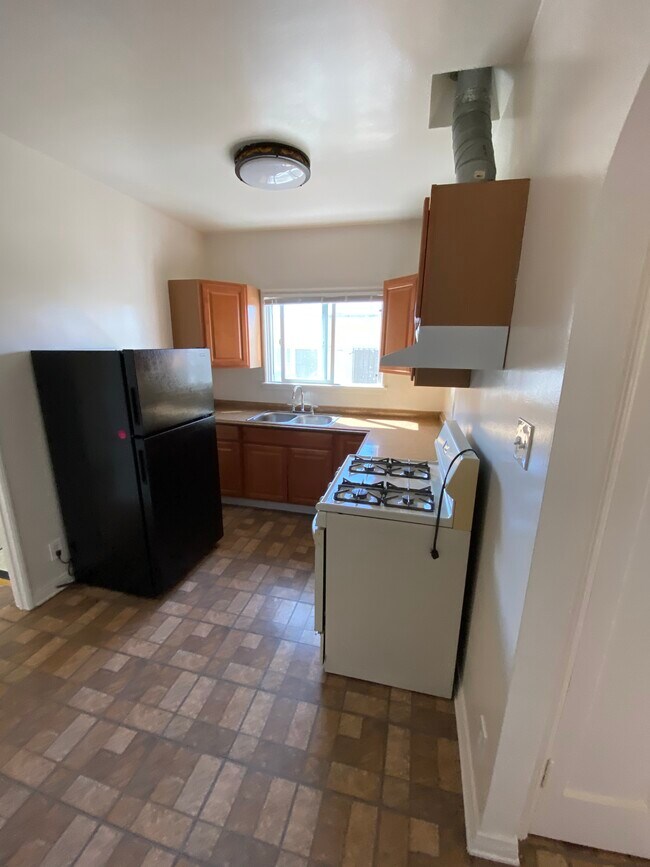 Kitchen - 516 N Heliotrope Dr