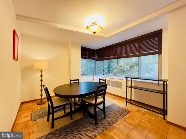 Foto del edificio - 4200 Cathedral Ave NW