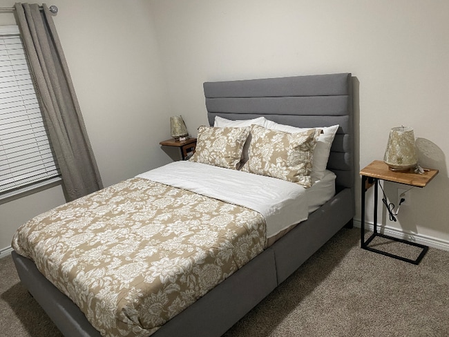 Foto del edificio - 8129 Trudy Ln