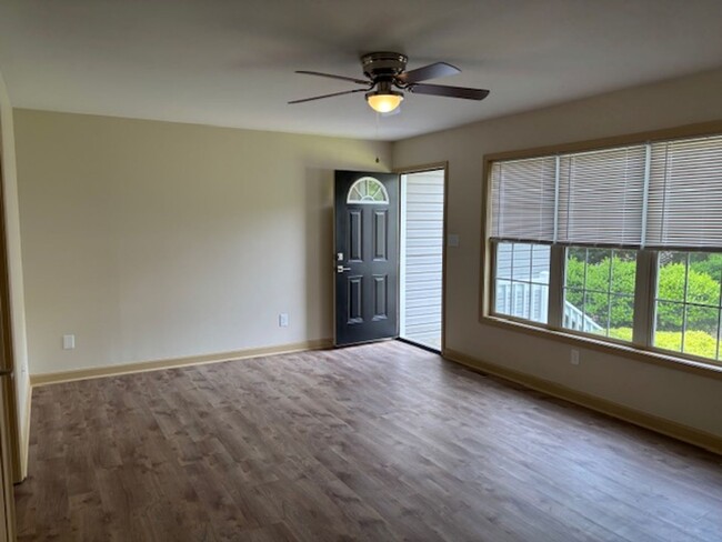 Building Photo - 1302