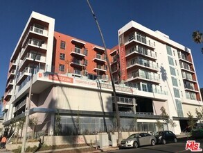 Building Photo - 453 S Kenmore Ave
