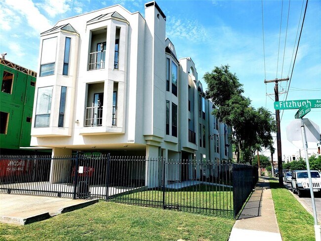 Building Photo - 2002 N Fitzhugh Ave