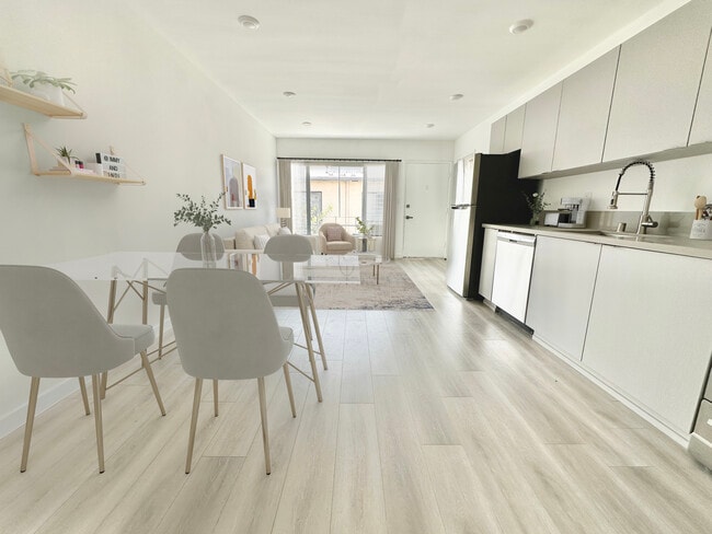 Building Photo - 318 S Mariposa Ave