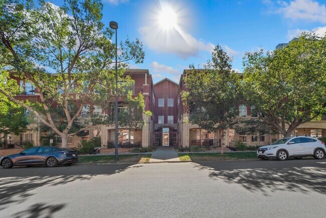 Spacious, one bedroom condo unit with underground parking - Spacious, one bedroom condo unit with underground parking